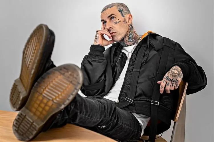 Alami Pankreatitis dan 6 Hari Dirawat, Travis Barker Diperbolehkan Jalani Perawatan di Rumah