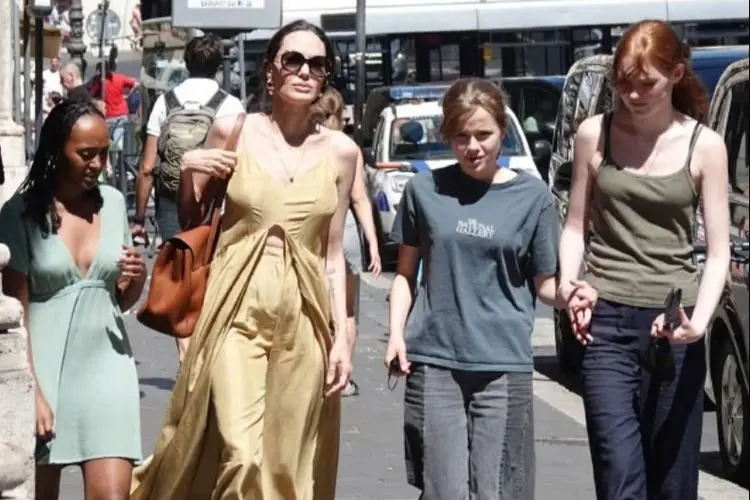 Masih Bekerja di Italia, Angelina Jolie Boyong Ketiga Anaknya Belanja di Pasar Umum!