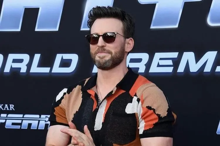 Chris Evans Resmi Gabung dengan Emily Blunt di Film Pain Hustlers Netflix