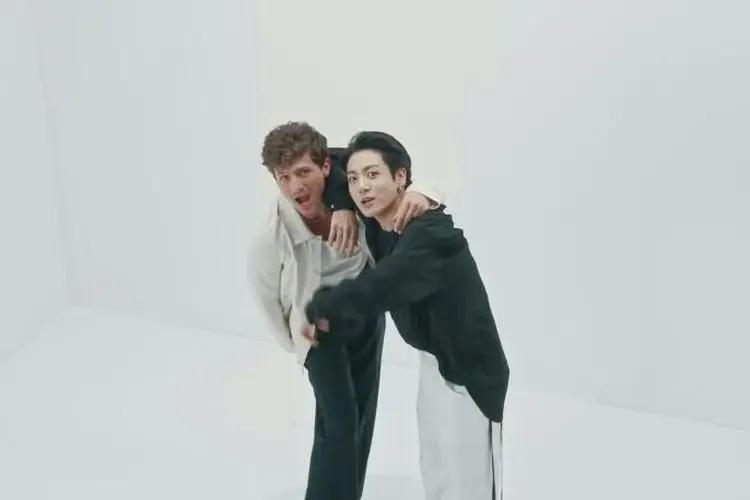 Single Kolaborasi Charlie Puth dan Jungkook BTS 'Left and Right' Berhasil Debut di Top 22 Hot 100 Billboard
