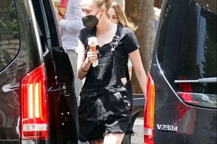 Masih Temani Angelina Jolie Syuting Film di Italia, Shiloh Jolie Pitt Nikmati Es Krim di Jalanan Kota Roma