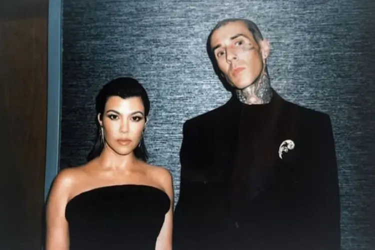 Rayakan Kepulangan Travis Barker Setelah Dirawat, Kourtney Kardashian Ubah Warna Rambut Jadi Ungu!