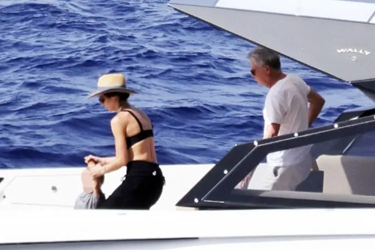 Istri David Foster, Katharine McPhee Nikmati Liburan Musim Panas di Capri Italia Bersama Sang Anak!