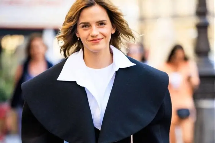 Hadiri Paris Fashion Week dengan Tampilan Kece, Emma Watson Kejutkan Penggemar dengan Gaya Fashionnya!