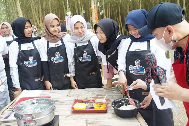 Emak-emak di Karawang Diberikan Pelatihan Kuliner, Ini Harapannya Untuk Sandiaga Uno