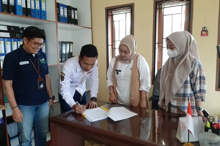 PLN BERIKAN BANTUAN PEMBERDAYAAN UKM MELALUI PENGEMBANGAN DESA WISATA SITU CIJERUK DESA SUKAMEKAR  Â 