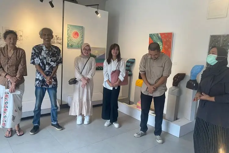Kolaborasi Tiga Seniman, Pamerkan Kebahagiaan dalam Pameran Lukisan 