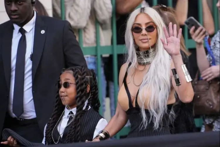 Memukau di Paris Fashion Week, Kim Kardashian dan North WestÂ Hadir dengan Penampilan Edgynya
