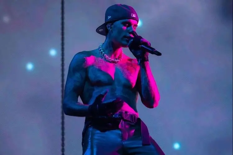 Justin Bieber Berlibur di Pantai Bersama Hailey Bieber, Penyakit Ramsay Hunt Syndrome BerangsurÂ Membaik