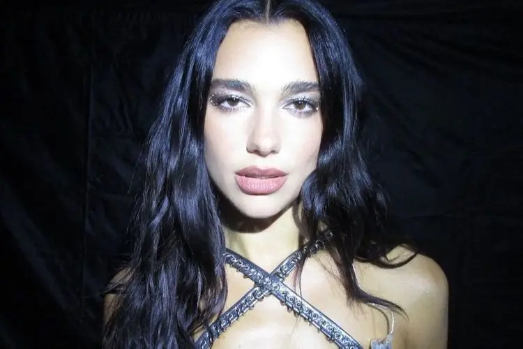 Dua Lipa Tampil Memukau dengan Gaun Renda Putih, BeginiÂ Penampakannya di Instagram