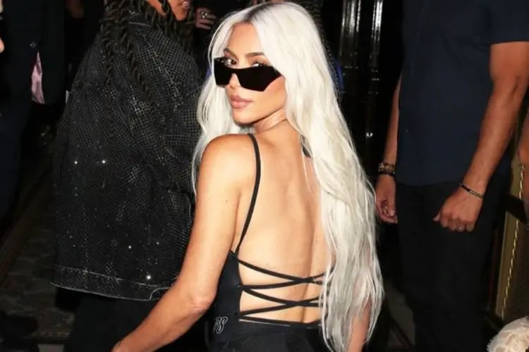 Bukan Dinner Biasa, Kim Kardashian Tampil Kece dengan Bodysuit Hitam dan Legging Runcing!