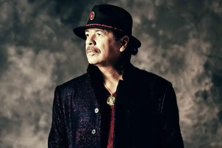 Carlos Santana Pingsan Saat Manggung, Penonton Langsung Berdoa untuk Keselamatannya!