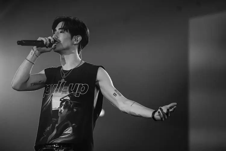 Mark Tuan Bakal Tur di Amerika Utara Bulan Ini, Simak 15 Kota Lokasi Turnya