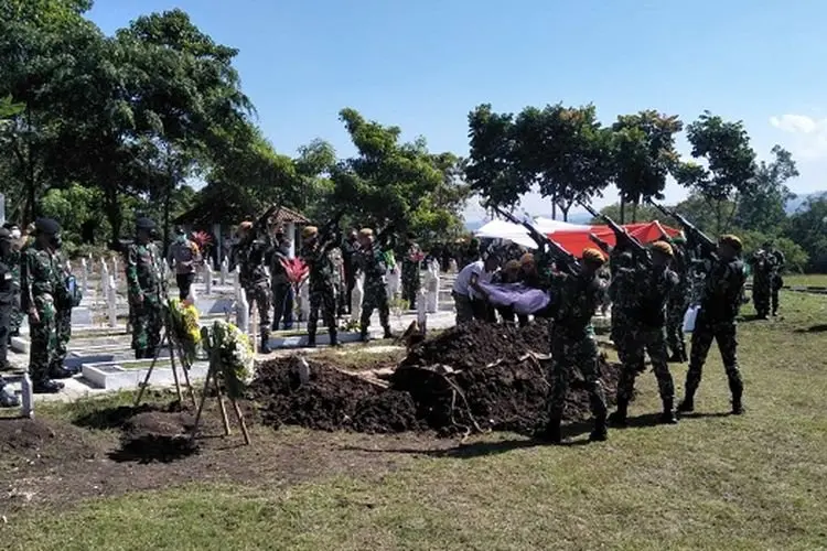 Diiringi Isak Tangis, Jenazah Karumkit Jenderal LB Moerdani Merauke Dimakamkan di Taman Bahagia KBB