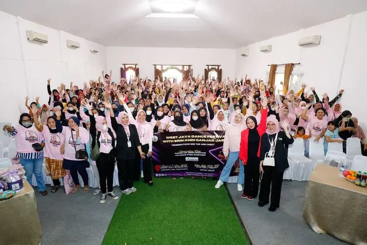 Ribuan 'Srikandi' di Jabar Kenalkan Ganjar ke Milenial Lewat West Java Dance Festival