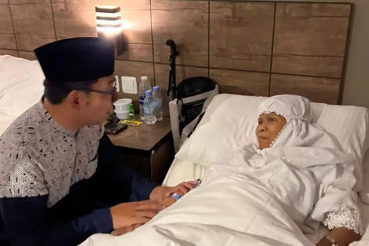 Ridwan Kamil Jenguk Jemaah Haji Jabar yang Sakit Stroke