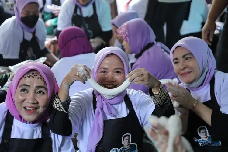 Relawan UKM Sahabat Sandiuno Bogor Beri Bantuan Emak-emak Gelar Pelatihan Membuat Kerupuk Cangkalang