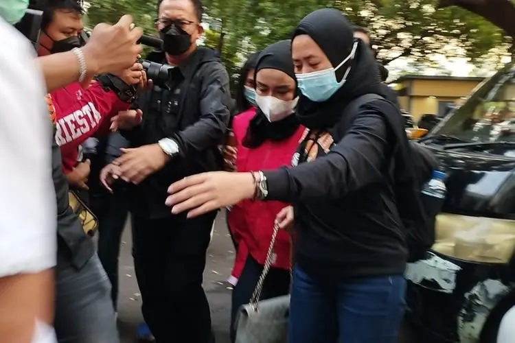 Usai Dijemput Paksa, Medina Zein Pakai Rompi Tahanan