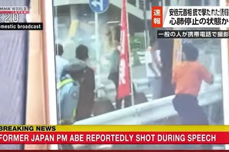 Detik-detik Shinzo Abe Ditembak Saat Pidato, Muncul Kepulan Asap dari Arah Belakang