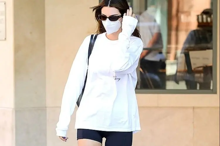 Penampakan Kendall Jenner di Los Angeles, Tampil Seksi Sekaligus Sporty dengan Celana Biker!