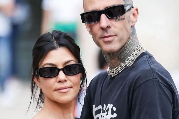 Unjuk Keterampilan Tatonya, Kourtney Kardashian Buat Inisial âKâ di Lengan Travis Barker