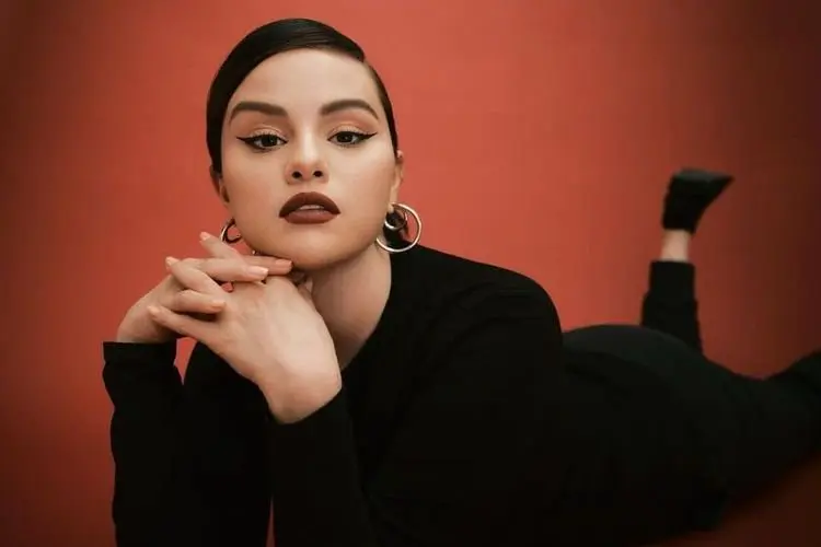 Renuni Bintang âBehaving Badlyâ Selena Gomez Tersenyum Malu Usai Dinner Bersama Nat Wolff