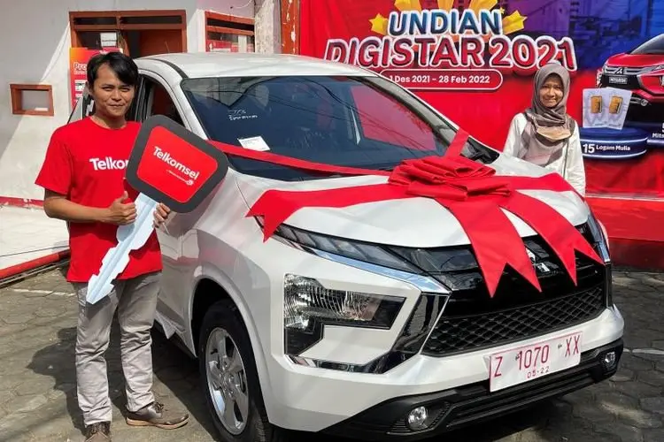 Tingkatkan Kinerja Outlet, Telkomsel Apresiasi Mobil Kepada Outlet di  Garut