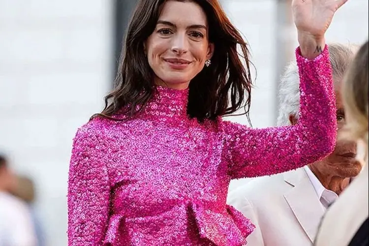 Hadiri Pergaan Busana Haute Couture Valentino, Anne Hathaway Tampil Memukau dengan Gaun Pinknya