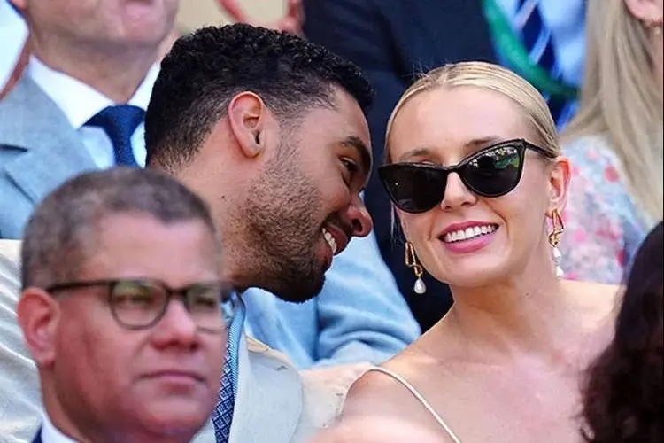 Rege Jean Page dan Emily Brown Kepergok Hadiri Wimbledon, Emily Tampak Bersembunyi Dibalik Kacamata Hitam