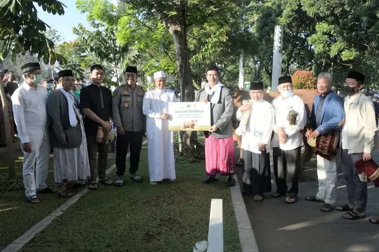 Iduladha, PemprovÂ Jabar Serahkan Bantuan Sapi Satu Ton