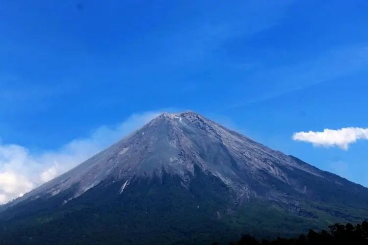 Gunung Semeru Erupsi 14 Kali, Masyarakat Diimbau Tak Beraktivitas dalam Radius 5 Kilometer dari Kawah