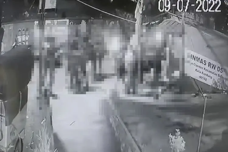 Tersebar! Inilah Rekaman CCTV Penyerangan yang Dilakukan Kelompok Bermotor di Sukajadi Bandung