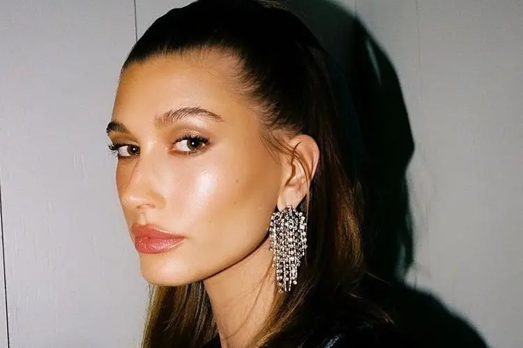 Hailey Bieber Rilis Foto Promosi Terbaru Victorias Secret, Seksi Sekaligus Sporty