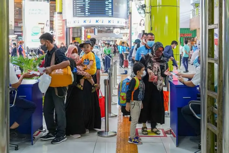 Covid-19 Naik, Naik Kereta Jarak Jauh yang Belum Divaksin Booster Wajib RT-PCR atau Antigen