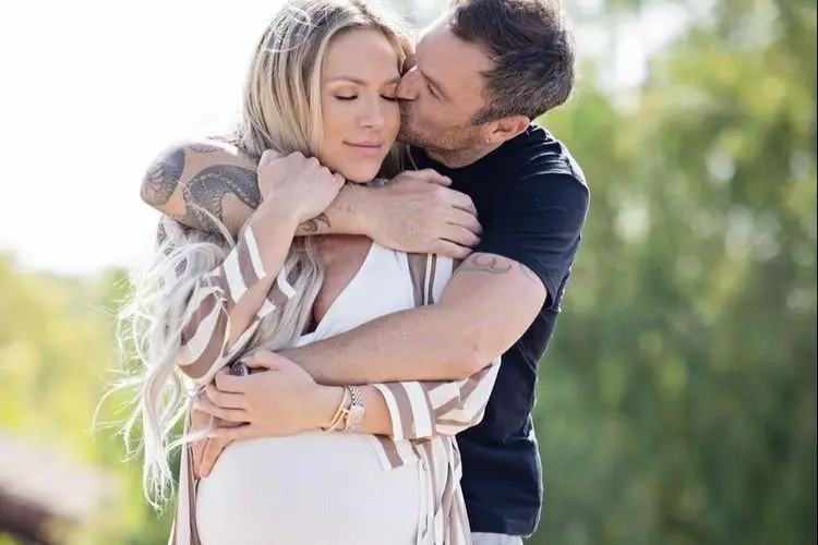 Beri Kabar Bahagia, Sharna Burgess Unggah Foto Kebersamaan Bayi Zande dan Brian Austin Green di Instagramnya