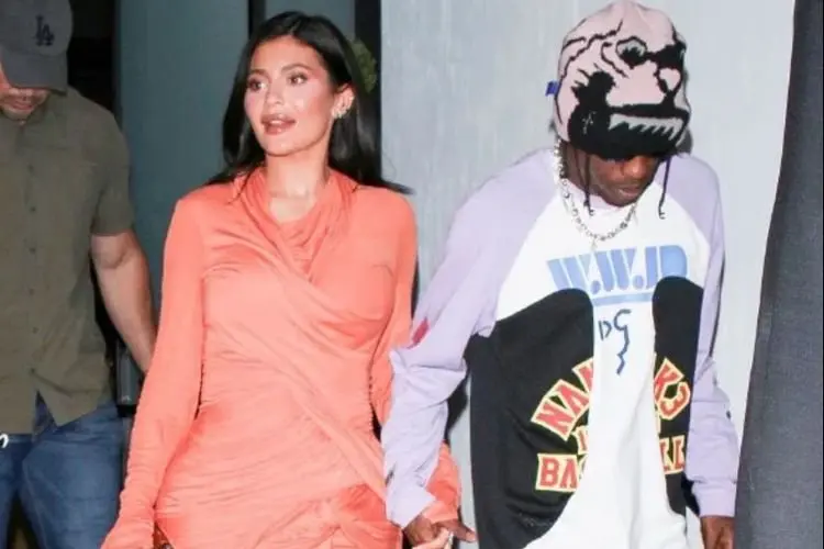 Kylie Jenner dan Travis Scott Dinner Berdua dengan Mesra! Tampak Cantik dengan Gaun Berwarna Peach