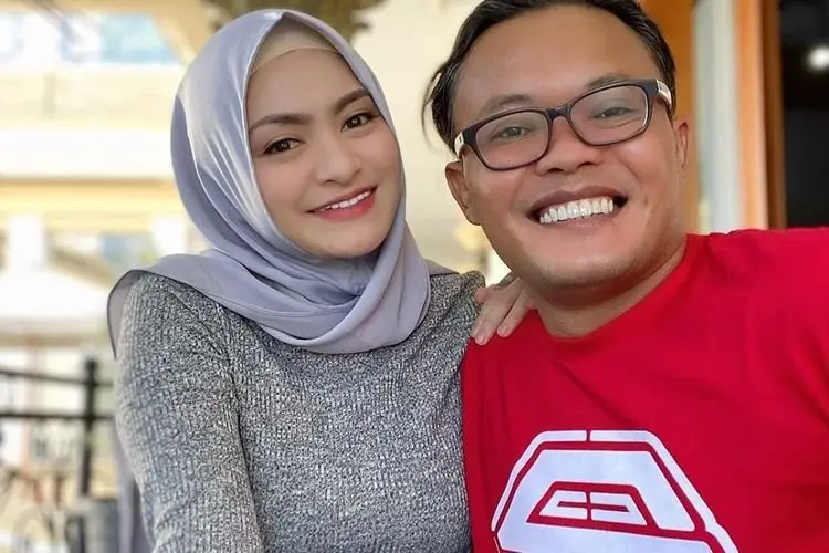 Cuhat ke Dicky Chandra, Sule Menangis Digugat Cerai Nathalie Holscher