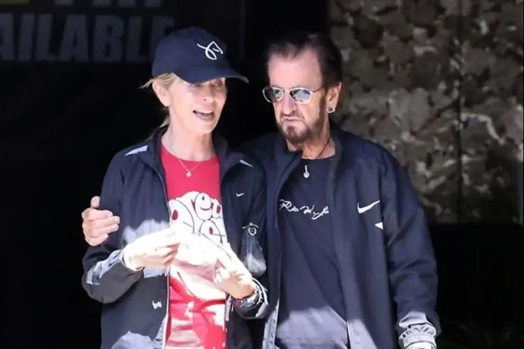 Ringo Starr dan Barbara Back Tampak Santai Saat Belanja Tanaman, Berjalan Merangkul