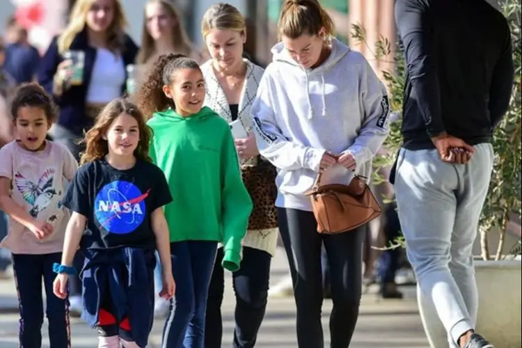 Ellen Pompeo Menyapa Penggemar Sambil Temani Anak di Dolce & Gabbana Alta Moda 2022 Womens Show