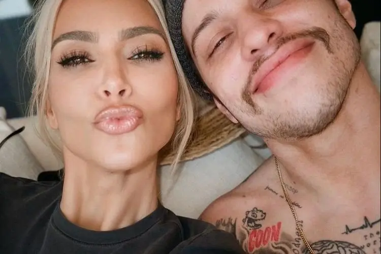 Pete Davidson Pamer Tato Baru di Pundak Sebagai Tanda Cintanya pada Kim Kardashian