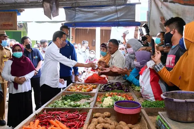 Uu Ruzhanul Ulum Dampingi Presiden Jokowi Berikan Modal bagi Pedagang Pasar