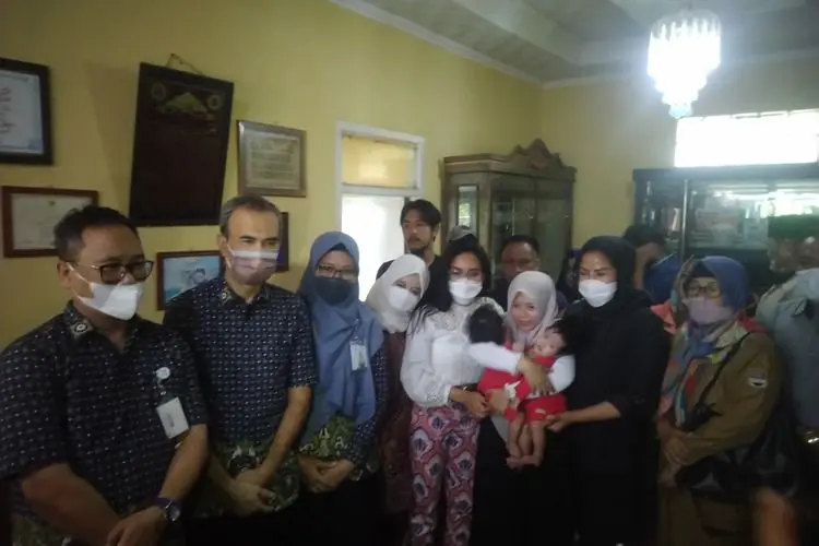  Rieke Diah Pitaloka Bakal Upayakan Operasi Pemisahan Bayi Kembar Siam di KBB