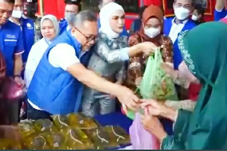 Mendag Zulkifli Hasan Bagi-bagi Migor Gratis Sambil Kampanye Anaknya yang Maju di Pilkada 2024