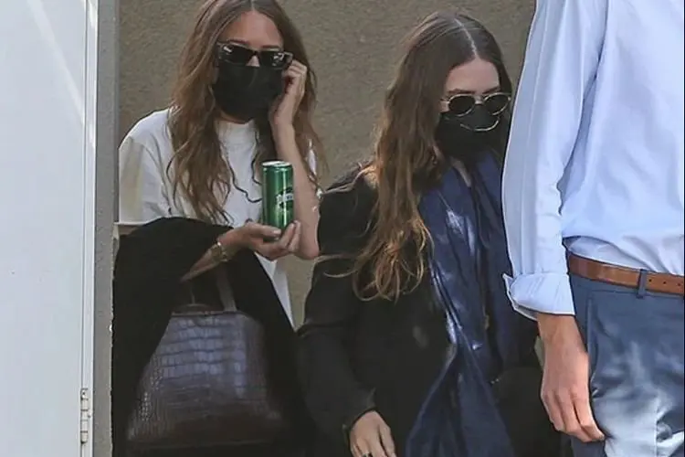 Si Kembar Mary Kate Olsen dan Ashley Olsen Terlihat Santai Saat Berbelanja di Melrose Place
