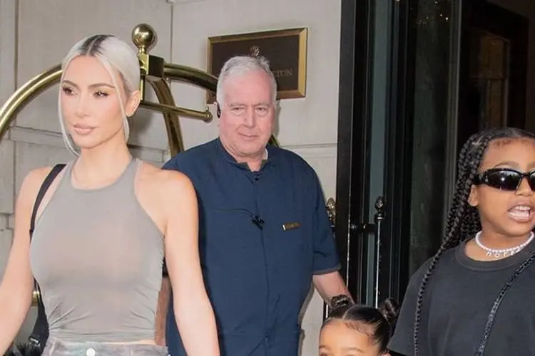 Role Model Fashion, North West dan Chicago West Tampak Modis Saat Berjalan dengan Kim Kardashian!