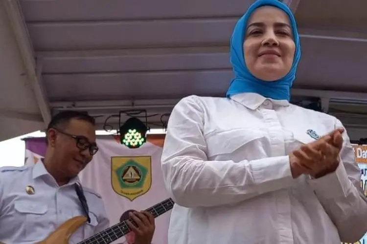 Main Bass Bawakan Lagu Dewa 19, Cara Plt Bupati Bogor Iwan Setiawan Hibur Warganya 