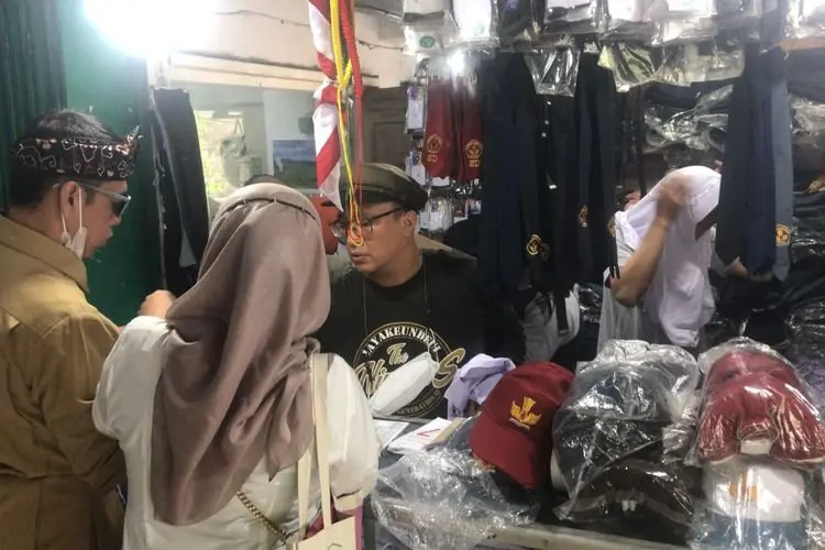 Jelang Masuk Sekolah, Penjualan Seragam di Kosambi Meningkat
