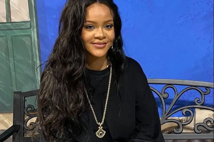 Cantik dengan Penampilan Santai Serba Hitam, Rihanna Kejutkan Pengunjung Pameran Genius Meksiko!