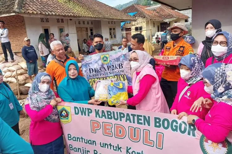 DP3AP2KB-DWP Bogor Salurkan Bantuan dan Berikan Trauma Healing bagi Korban Bencana