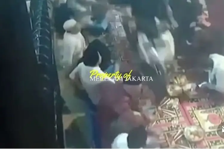Viral Pengendara Motor Nekat Terobos Jemaah Tahlil di Jaksel, Netizen: Gak Ada Akhlak